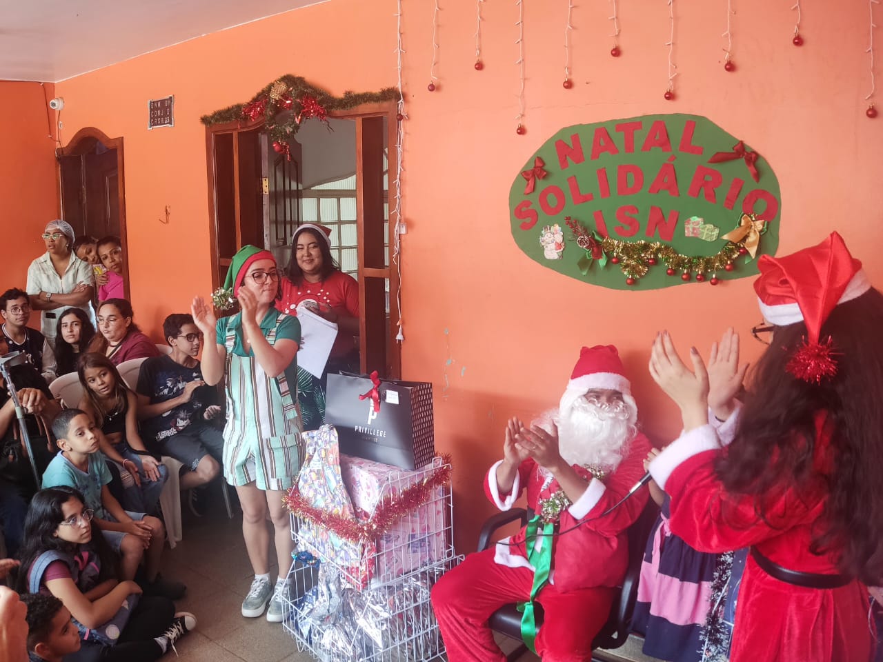 Alimentos e panetones organizados na ceia de Natal